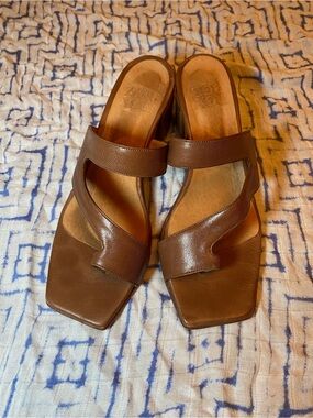 EUC ZOU XOU Una Thong Sandals Camel Heeled Square Toe Leather Slide